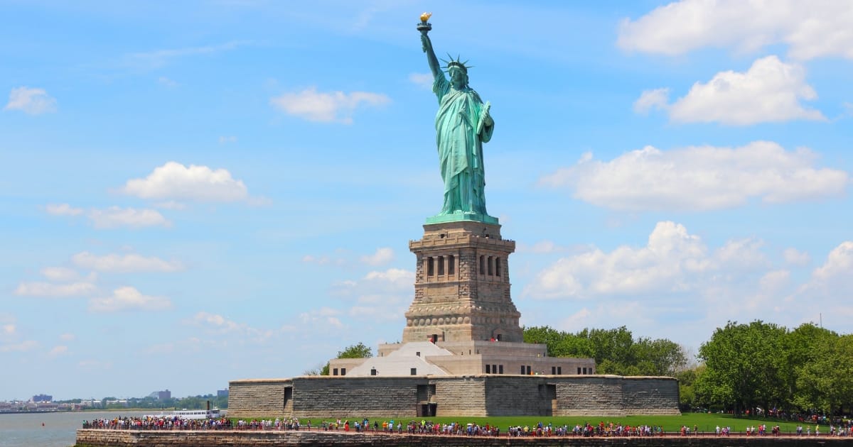 Tượng Nữ thần Tự do ở New York, là biểu tượng tình yêu tự do và sự đón nhận người nhập cư, truyền tải thông điệp về hy vọng và tiếp sức cho những người đến với đất nước Mỹ trong tìm kiếm một cuộc sống mới