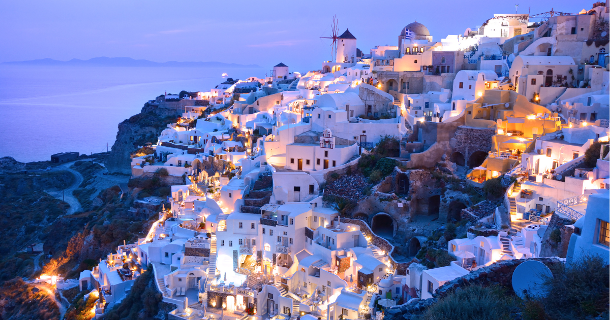 Santorini, một trong những đảo nổi tiếng của Hy Lạp, là một thiên đường nghỉ dưỡng với kiến trúc trắng tinh khôi, tầm nhìn hùng vĩ ra biển Aegean và những ngọn đồi xanh mướt đầy cánh đồng nho.

(Nguồn: Pixabay)