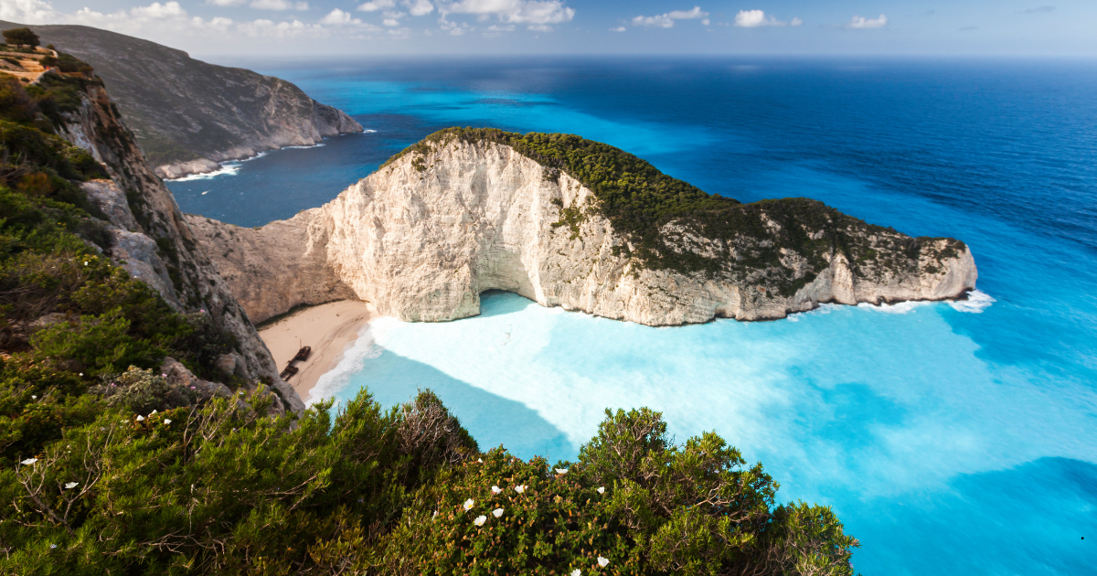 Zakynthos, Hy Lạp, là một hòn đảo tuyệt đẹp thuộc quần đảo Ionian, với bãi biển nước trong xanh, cát trắng và hình ảnh nổi tiếng của những hang động nước.

(Nguồn: Alex Azabache)