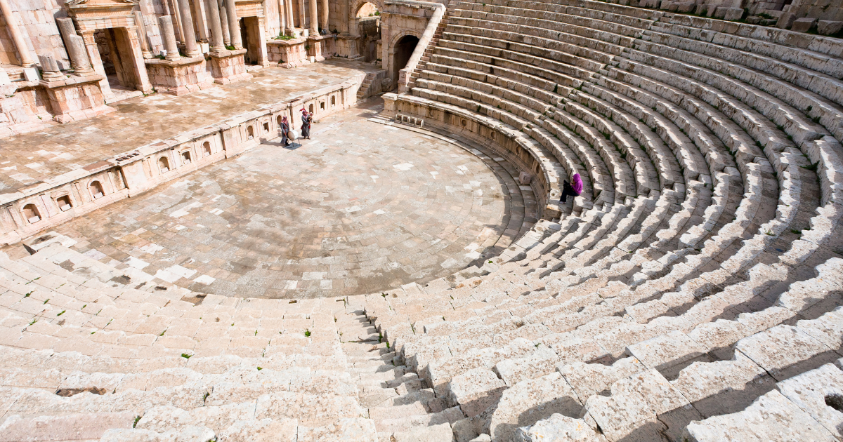 nha hat vong tron la ma 1