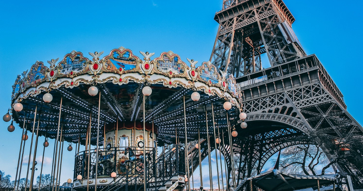 Paris, thành phố ánh sáng và tình yêu, nổi tiếng với kiến trúc hoàng gia độc đáo, đường phố rợp hoa và các công trình biểu tượng như tháp Eiffel và bảo tàng Louvre.

(Nguồn: Liam Gant)